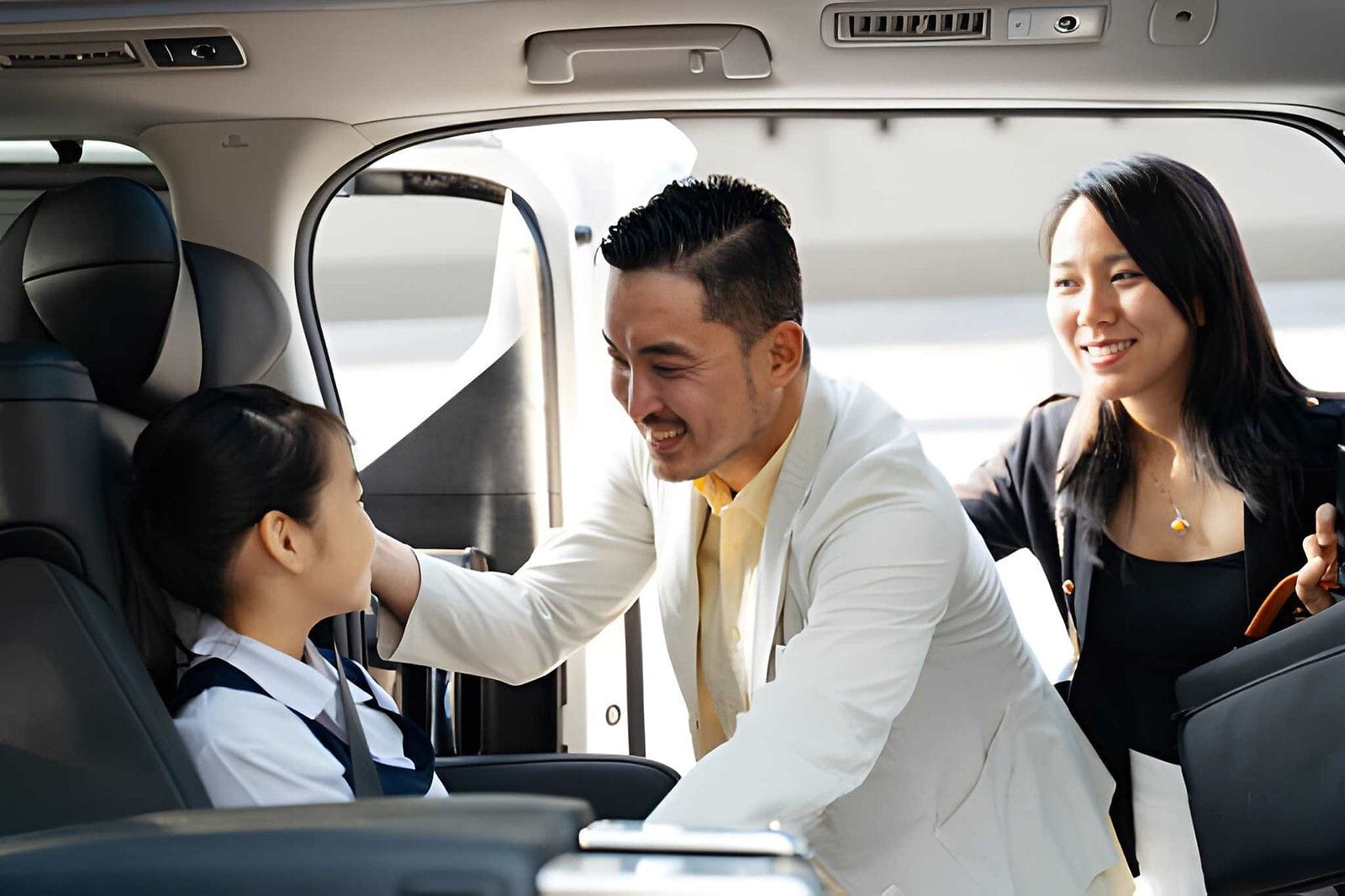 Family getting in car - Care Transit Solutions